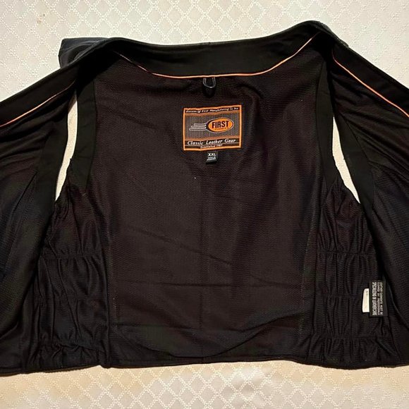 SIZE XXL FIRST CLASSICS LEATHER VEST - LIKE NEW - Picture 6 of 9